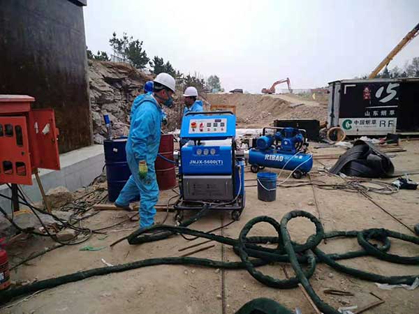 哪種噴涂機(jī)耐用適合防腐工程隊使用(圖2) 聚脲噴涂機(jī)H5600(T)噴涂測試