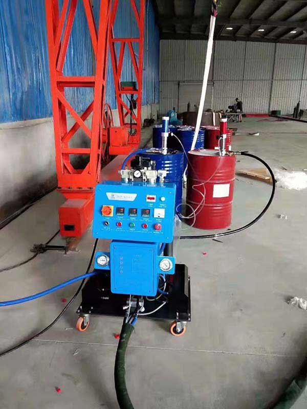 建筑外墻保溫系統(tǒng)都有哪些措施?聚氨酯保溫作用大不大?(圖2) 輕鋼別墅建筑保溫施工聚氨酯發(fā)泡機(jī)